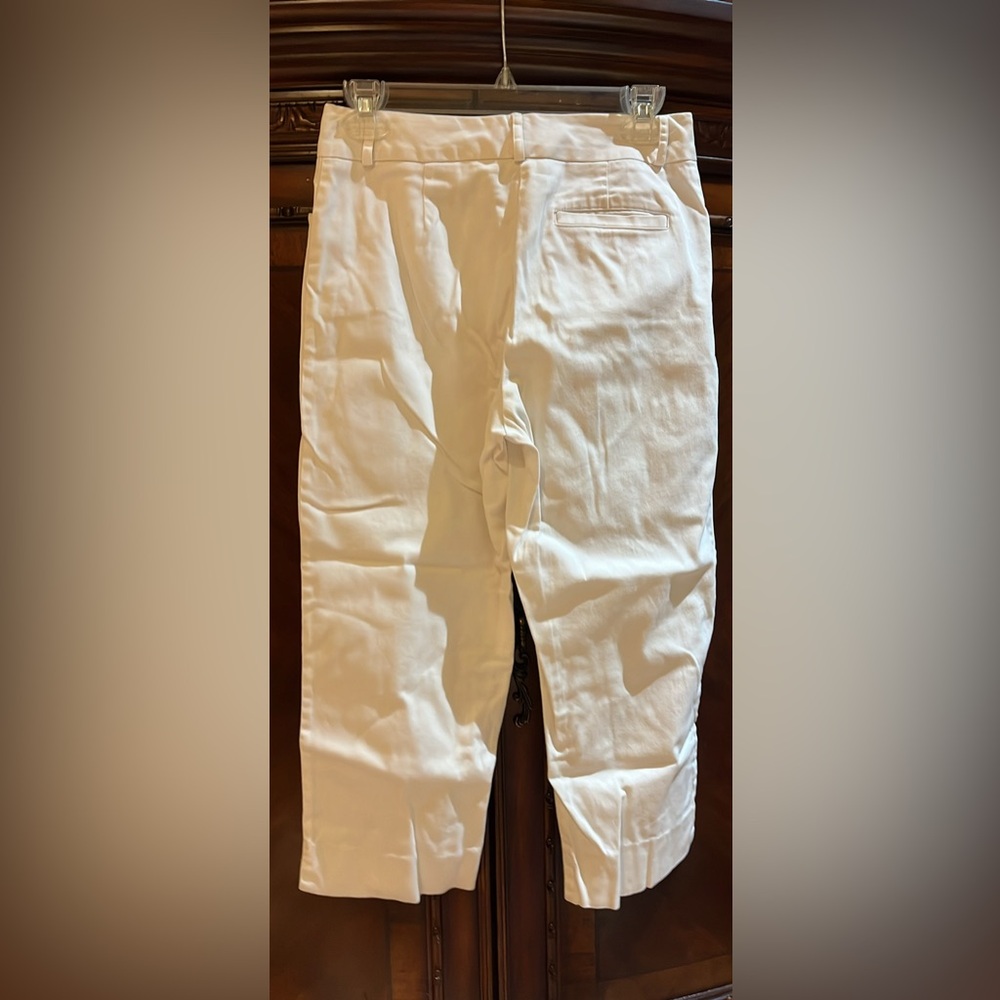 St. Johnโs Bay Ladies White Capris Sz 4 with Stretch - Picture 7 of 7